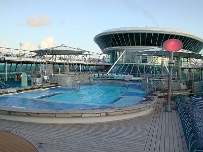 Der Poolbereich im Freien. Zusätzlich gibt es auch einen großen, überdachten Pool ("Solarium")