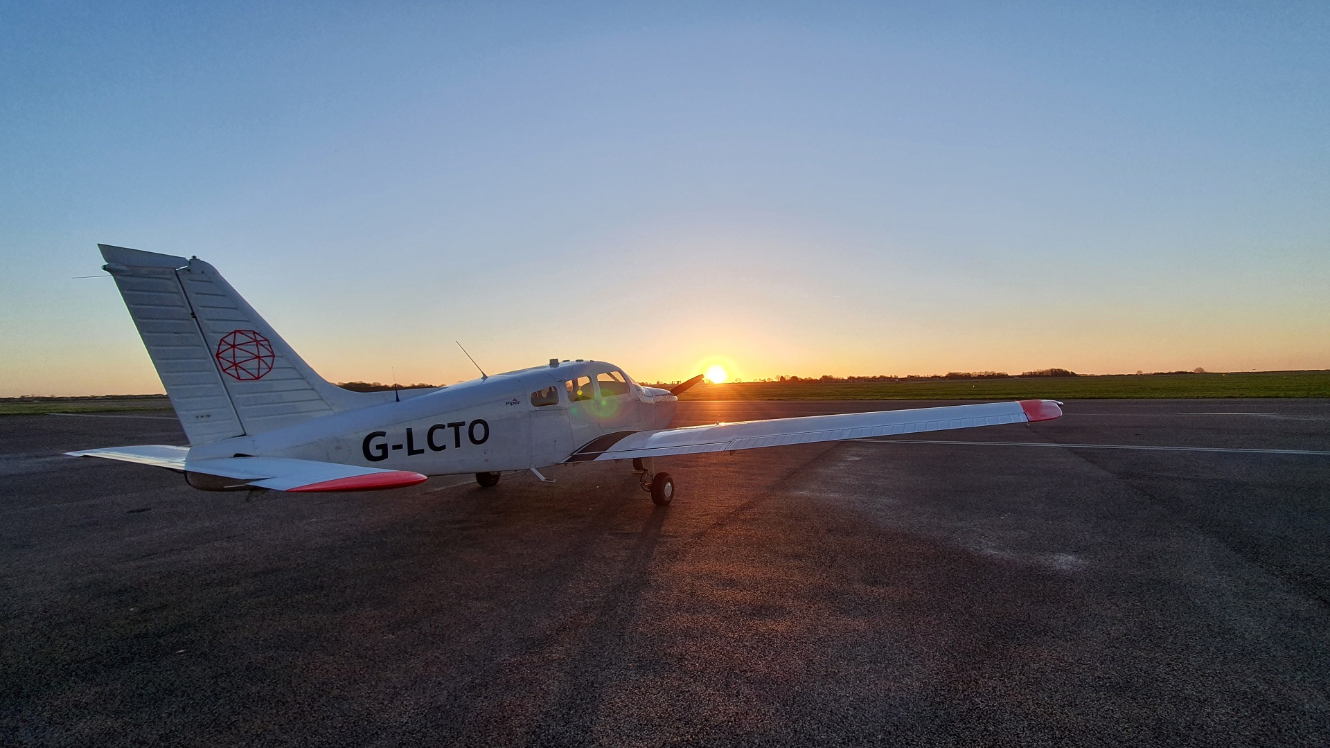 academy-cranfield-aircraft-sunset-piper-pa28-behind