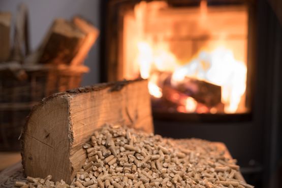 Energieholz aus Pellets, dem neuartigen Brennstoff aus gepresstem, naturbelassenem Restholz der holzverarbeitenden Industrie, kommt in automatischen Zentralheizungen sowie in Zimmeröfen zur Anwendung.