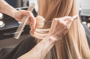 Junge beim Friseur