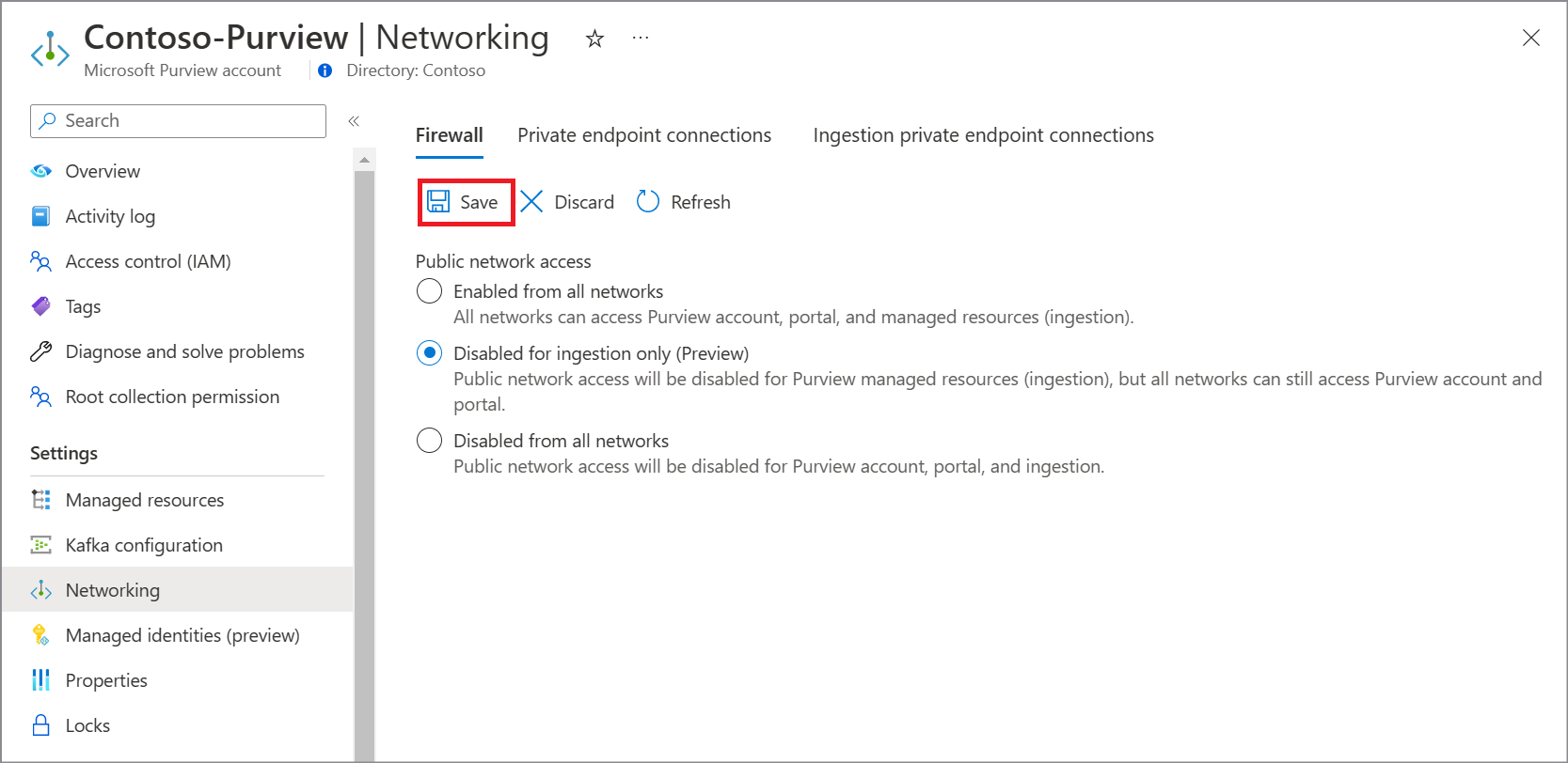 Captura de ecrã a mostrar a página de firewall da conta do Purview, a selecionar guardar no portal do Azure.