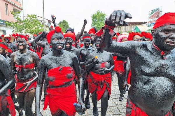 [EN IMAGES] Les Nèg Marron prennent le contrôle de Cayenne