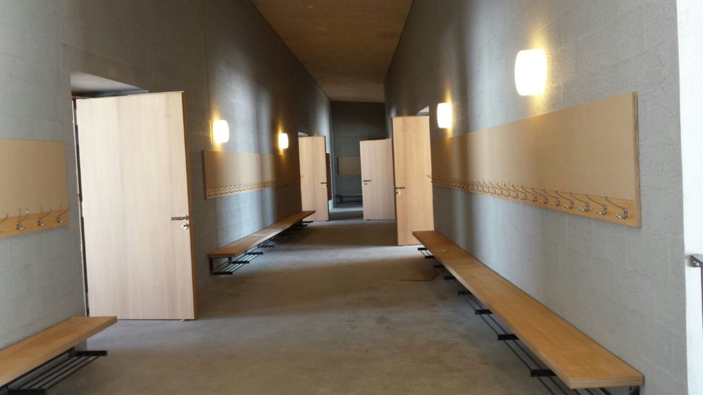 Agencements d'armoires, de cuisines, et de vestiaires pour une école