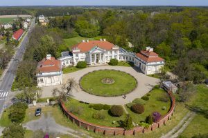 Park i pałac Muzeum Adama Mickiewicza w Śmiełowie ujęty z lotu ptaka.