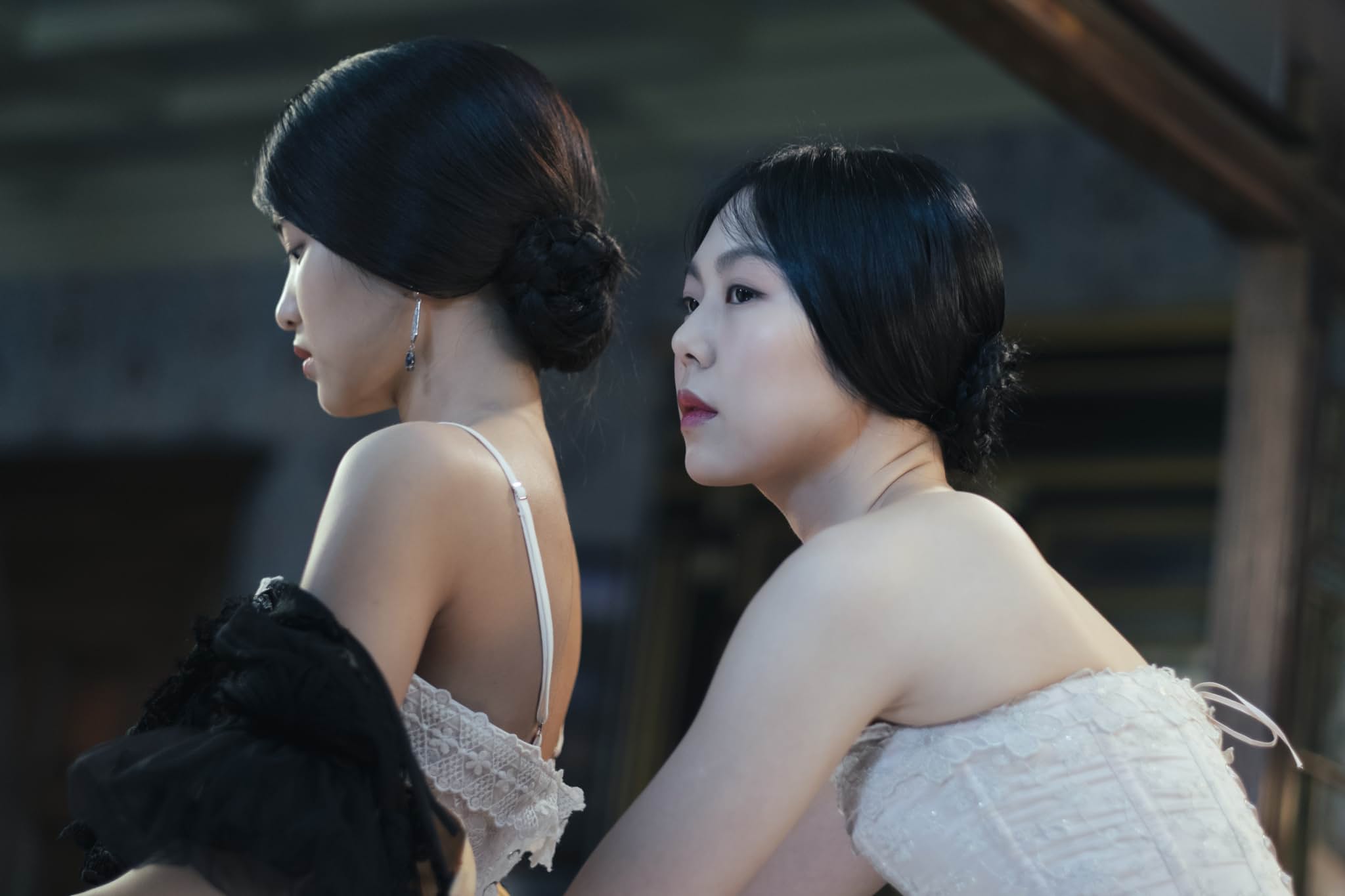 Kim Min-hee and Kim Tae-ri in Ah-ga-ssi (2016)