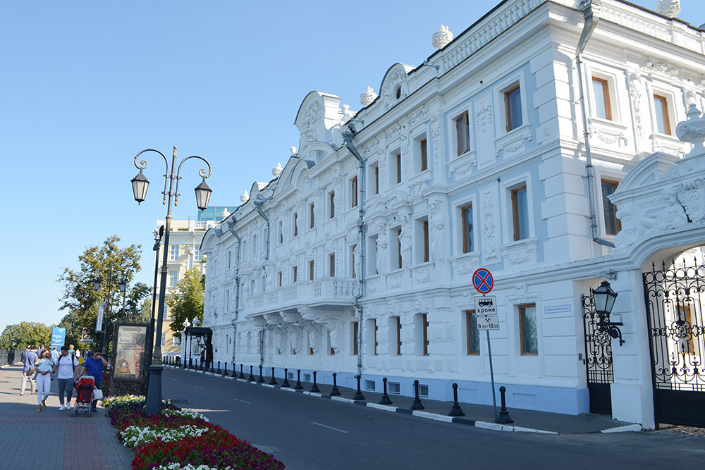 Пример отреставрированной усадьбы в центре города. Внутри краеведческий музей