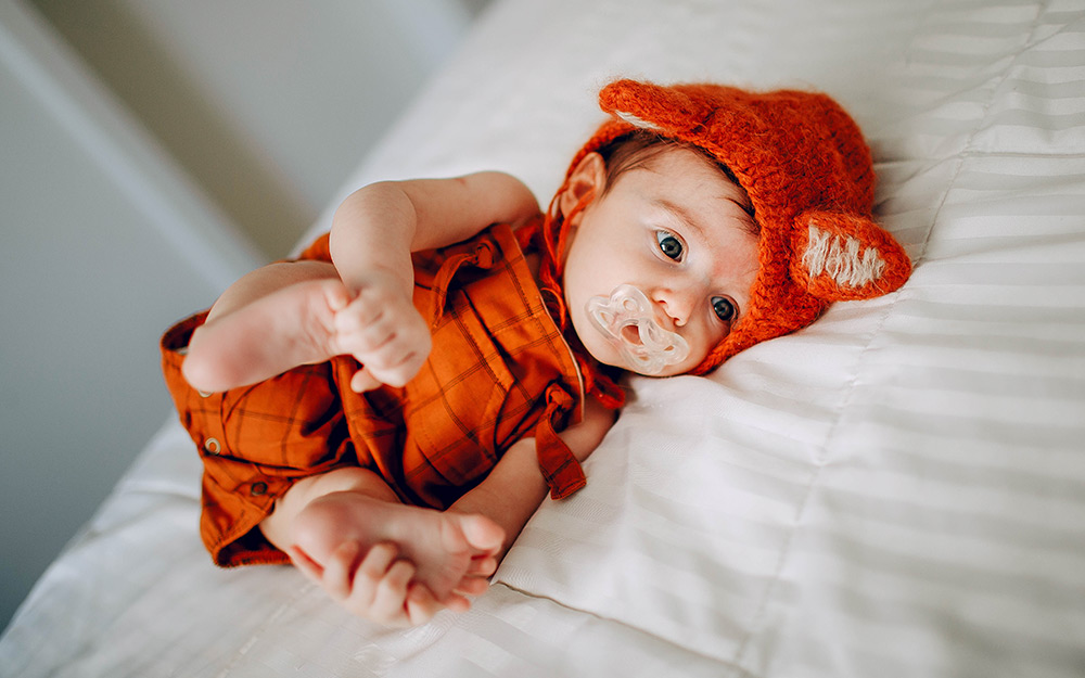 bébé avec une lolette