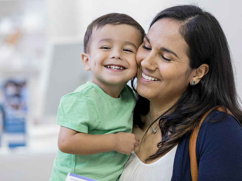 niño con su mama 