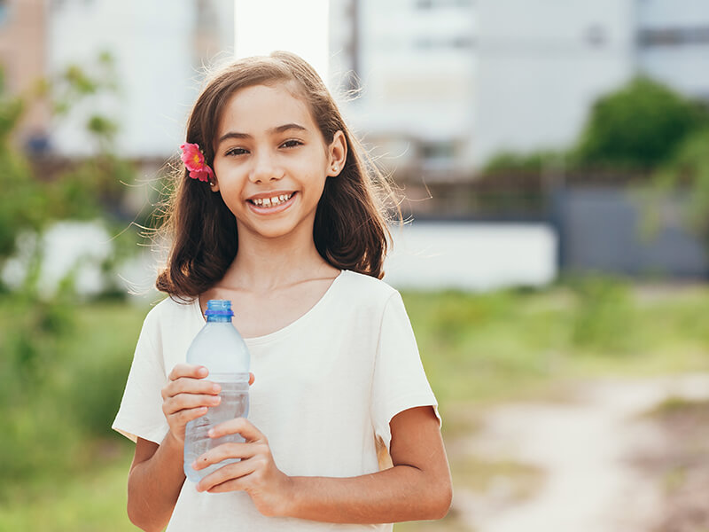 niña con botella de agua