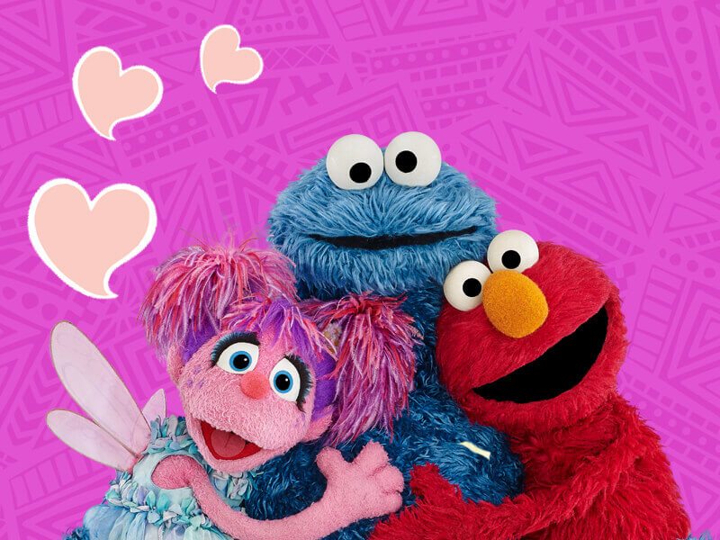 Abby, Comegalletas, y Elmo entre corazones