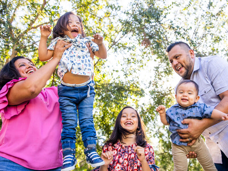 una familia jugando en el bosque