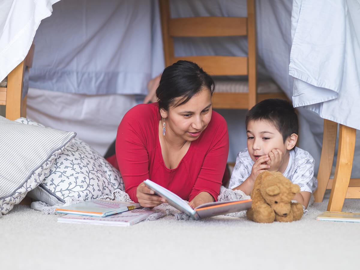 mama leyendo con su hijo 