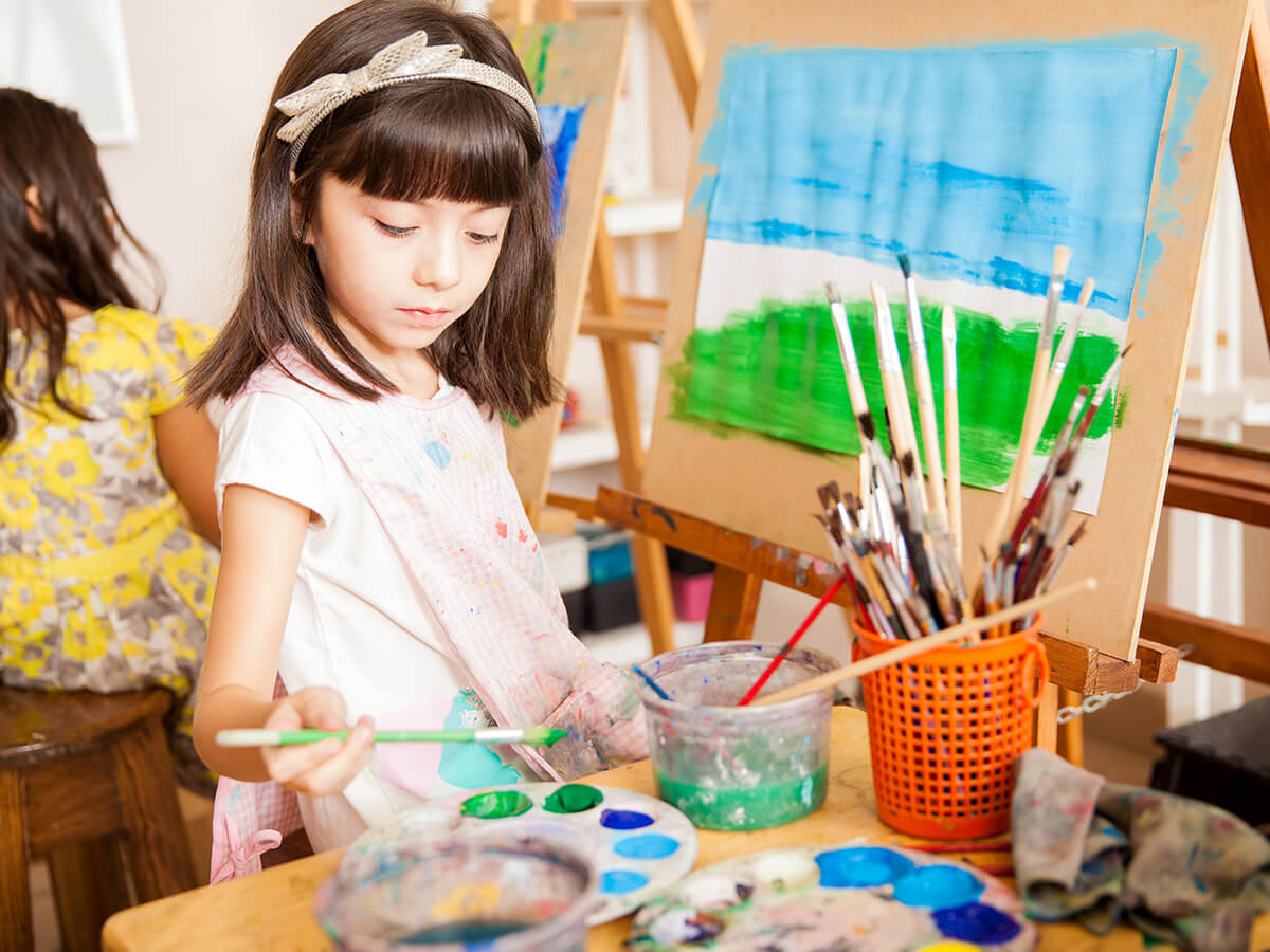 una niña pintando