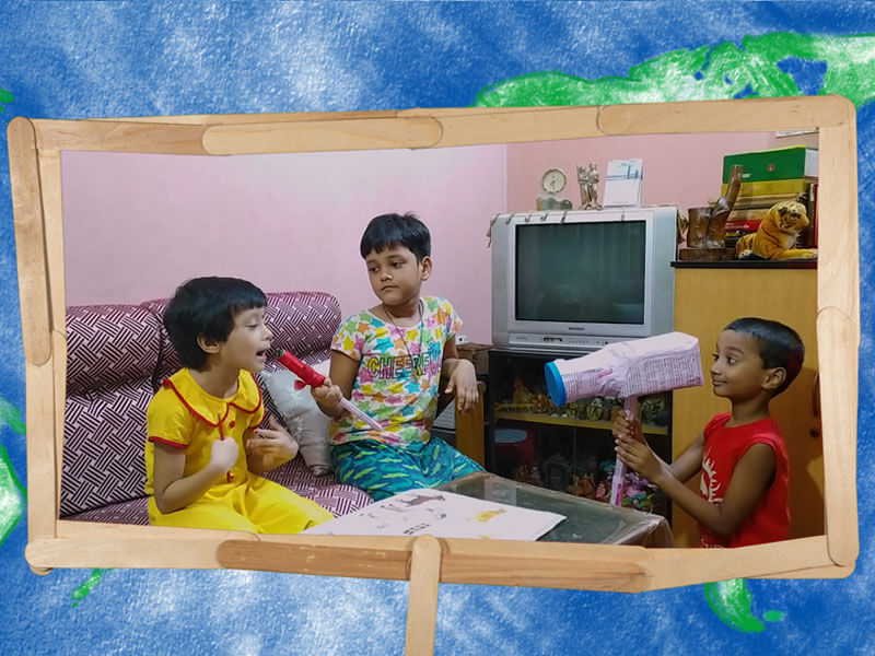 Tres niños jugando en casa