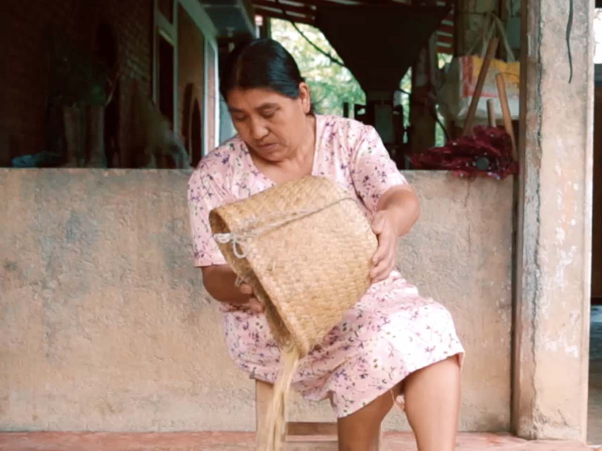 Yocunda Nopa con una vaciando una canasta