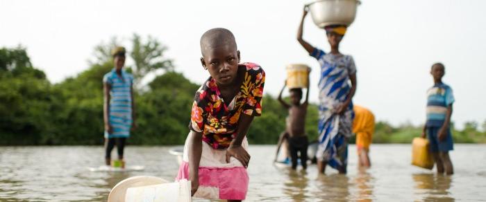 Girls-collecting-water-700x466