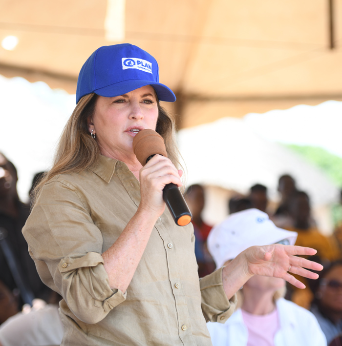 Rona Ambrose, présidente du conseil d’administration de Plan International Canada, s'exprimant lors d'un événement au Ghana