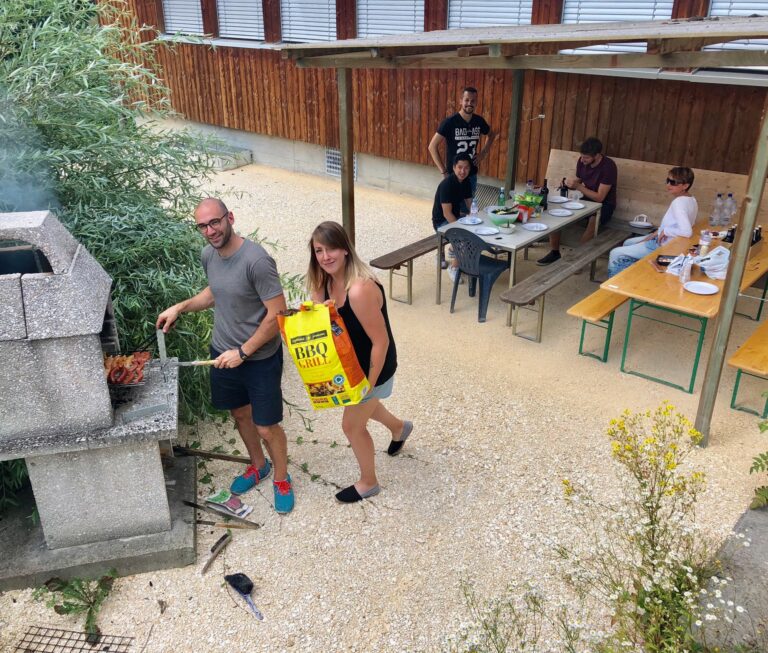 Grillades de midi sur la terrasse de Delémont