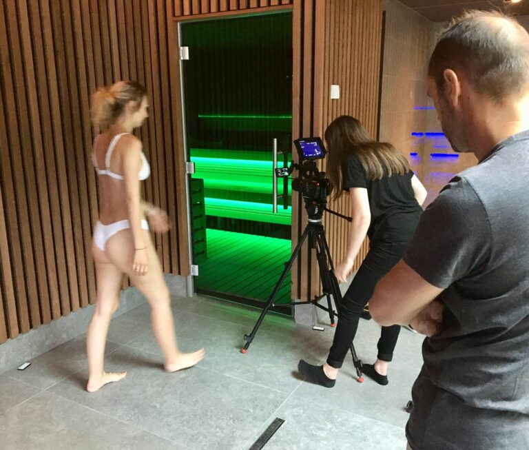 Shooting photo chez Aquavirat devant le sauna.