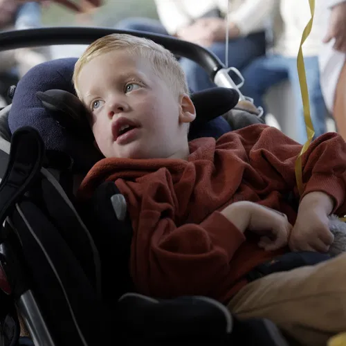 Afbeelding van Sanne en Hein hebben een kind met een metabole ziekte: ‘Jelte gaat steeds meer terug naar de babytijd’