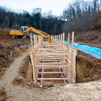 Vízföldtani térképezés, izotóptranszport-vizsgálatok a BAF kőzetein, B-3 kutatóárok kialakítása (703 m hosszú, 2-6 m mély).