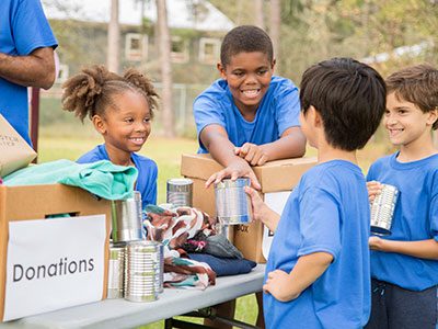 children collecting canned food for a food drive