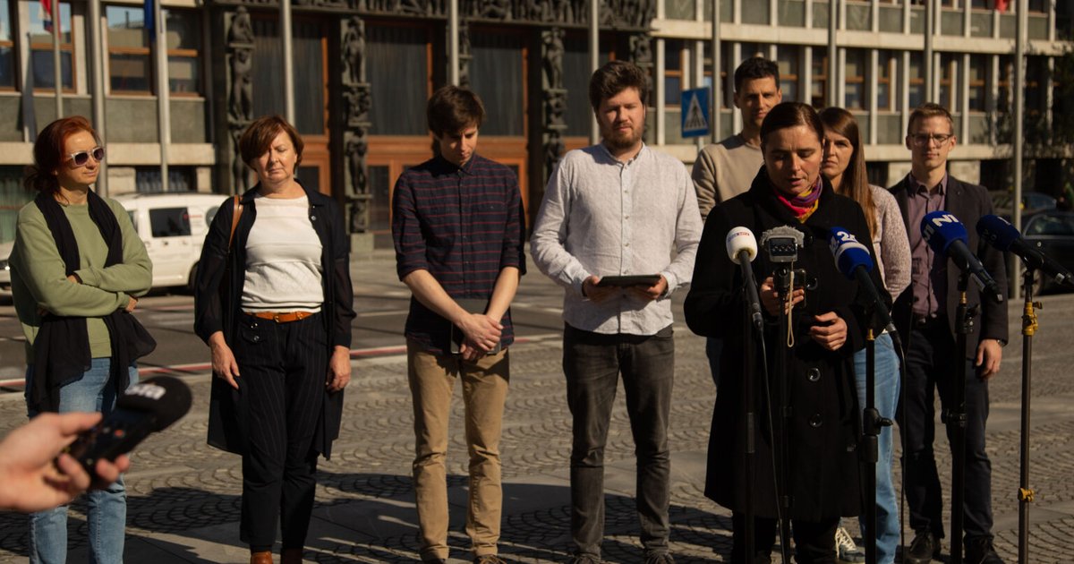 Predstavnice in predstavniki nevladnih organizacij na novinarski konferenci pred državnim zborom