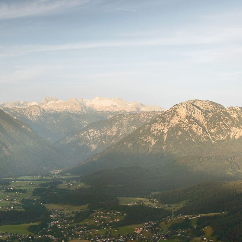 Eine Berglandschaft im Panorama.