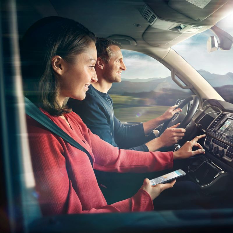 Zwei Personen in einem Fahrzeugcockpit.