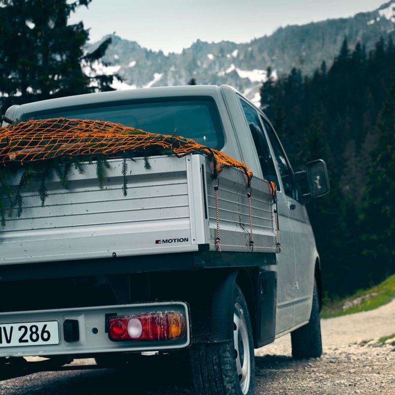 Pritscherwagen von hinten mit Abdecknetz