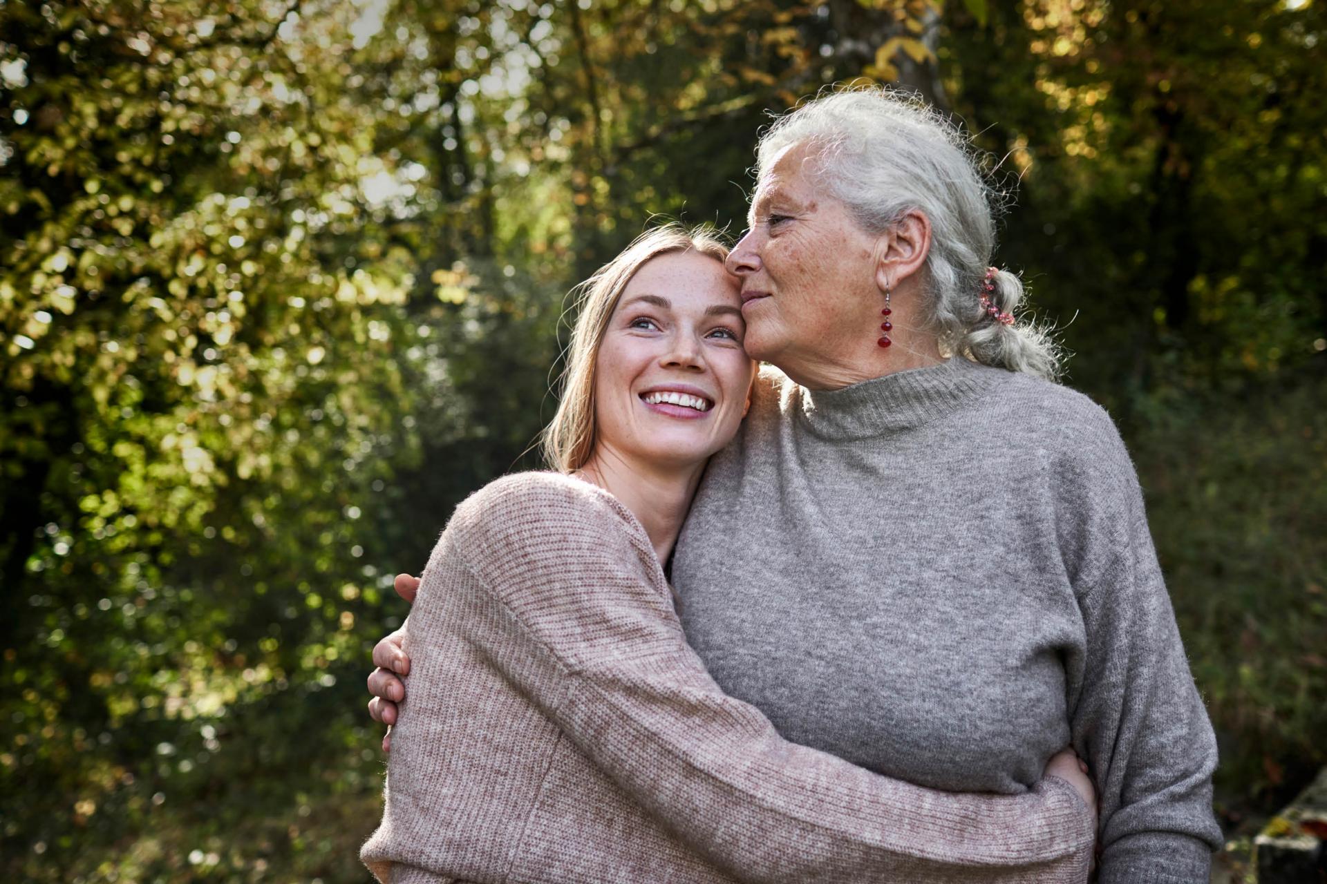 Frau mit Tochter im Arm