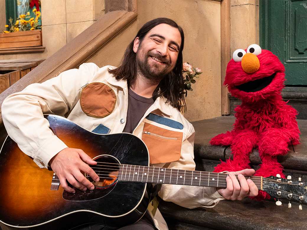 Noah Kahan and Elmo.