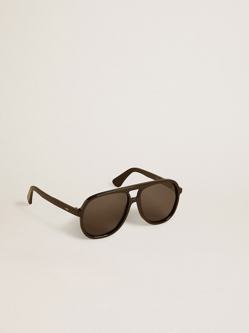 Aviator style sunglasses with black frame and lenses  