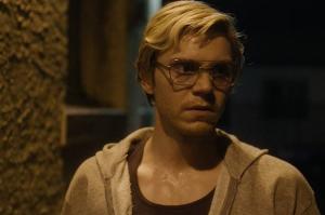 Evan Peters w serialu „Potwór: Historia Jeffreya Dahmera”, Netflix