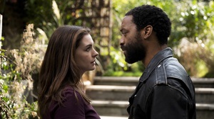 Anne Hathaway oraz Chiwetel Ejiofor w filmie „Skazani na siebie”; fot. HBO