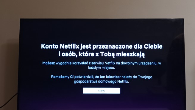 Po uruchomieniu aplikacji Netflix na telewizorze następuje potwierdzenie gospodarstwa domowego