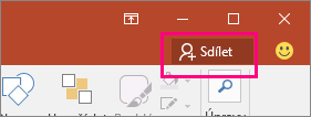 Tlačítko Sdílet na pásu karet v PowerPointu