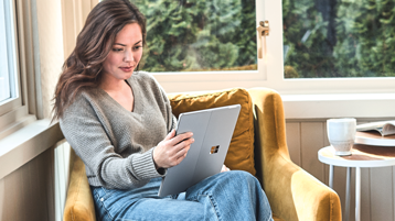 Una mujer sosteniendo dispositivo Surface