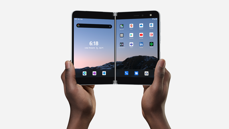 Surface Duo abierto y sujetado con las dos manos