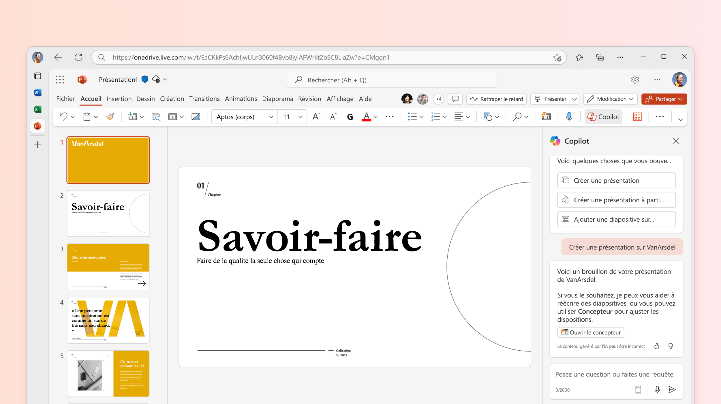Capture d’écran montrant Copilot dans PowerPoint créant une présentation.