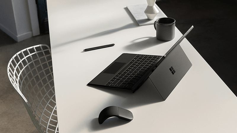 Surface Pro e mouse su una scrivania