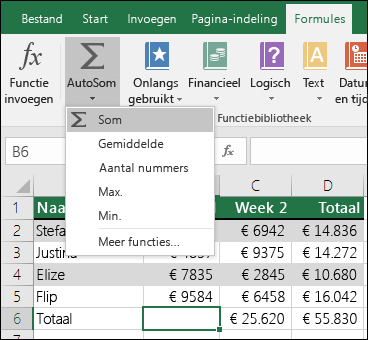 U kunt de wizard AutoSom gebruiken om automatisch een formule met SOM te maken.  Selecteer een bereik boven/onder of links/rechts van het bereik dat u wilt optellen en ga naar het tabblad Formules op het lint en selecteer AutoSom > SOM.