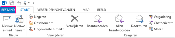 Zo ziet het lint van de bureaubladversie van Outlook eruit.