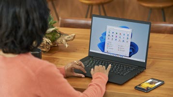 Mulher a trabalhar num portátil a executar Windows 11