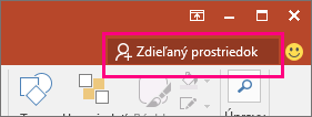 Tlačidlo Zdieľať na páse s nástrojmi v PowerPointe.