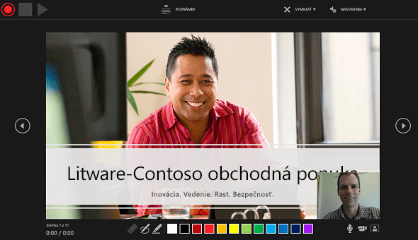 Okno nahrávania prezentácie v PowerPointe 2016 s ukážkou zapnutého okna hovoreného komentára videa.