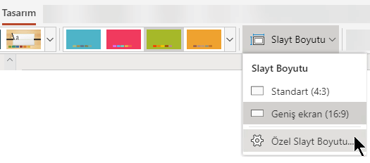 PowerPoint Online araç şeridindeki Tasarım sekmesinin sağ kısmında yer alan Slayt boyutu seçeneklerini kullanabilirsiniz