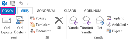 Outlook masaüstü şeridi böyle görünür.