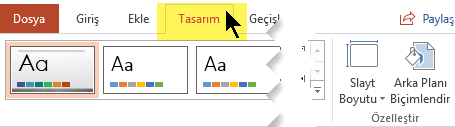 Araç çubuğu şeridindeki Tasarım sekmesini seçin. Sağ taraftaki Slayt Boyutu menü düğmesinde, slayt yönlendirmesi denetimi bulunur.