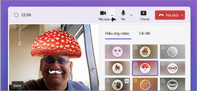 Ảnh chụp màn hình của một người sử dụng bộ lọc video trong cuộc gọi video Teams.